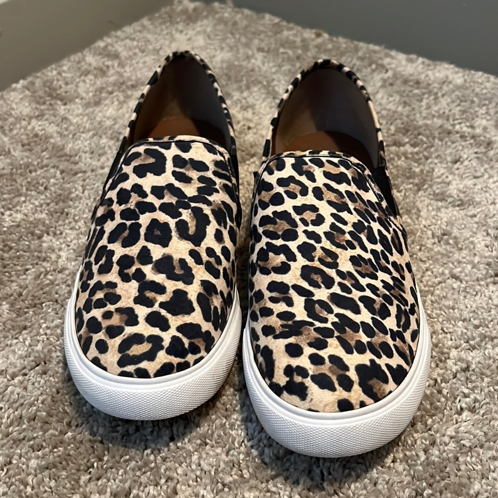 Steve Madden low, no tie shoe